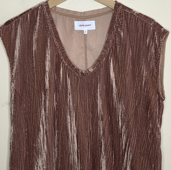 Dear John | Yanis Velvet Crinkled Look Boxy V-neck Top in Praline Brown Size XS - Picture 3 of 6